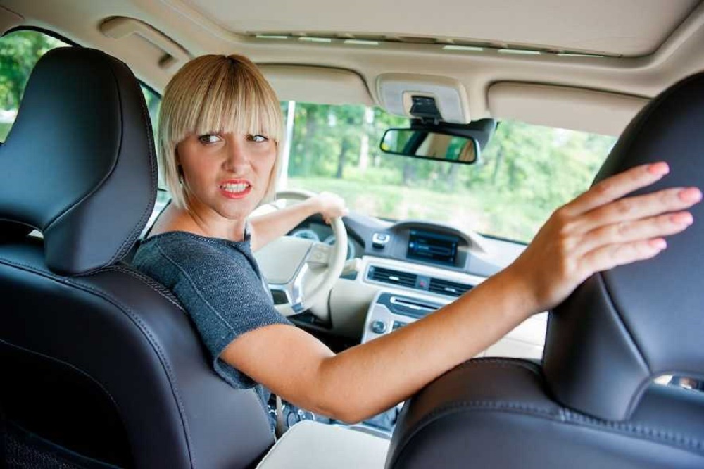 صکادرات در رانندگی - نحوه درست نشستن در حرکت دنده عقب