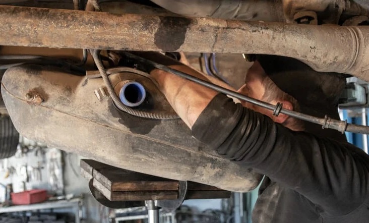 تحلیه آب از باک بنزین