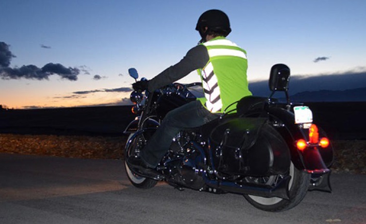 پوشیدن لباس شبرنگ یکی از نکات مهم موتورسواری در شب
