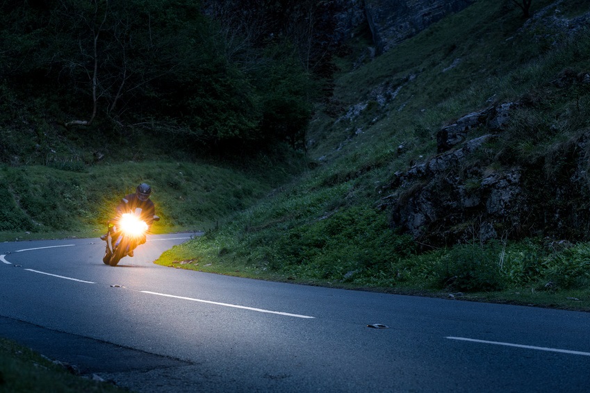 یکی از نکات موتورسواری در شب: دوری از نقاط کور جاده