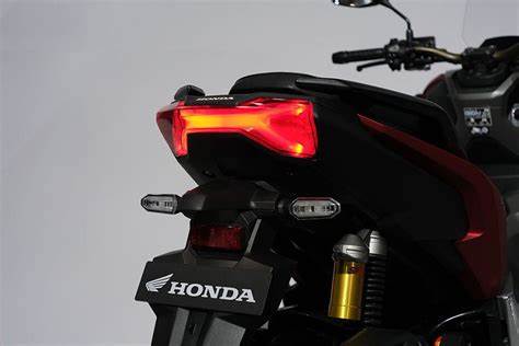 معرفی و بررسی موتورسیکلت Honda ADV 160-6