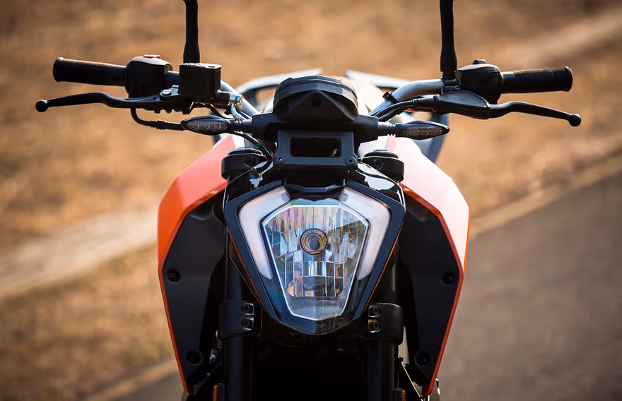نمای جلو موتورسیکلت KTM Duke 200 
