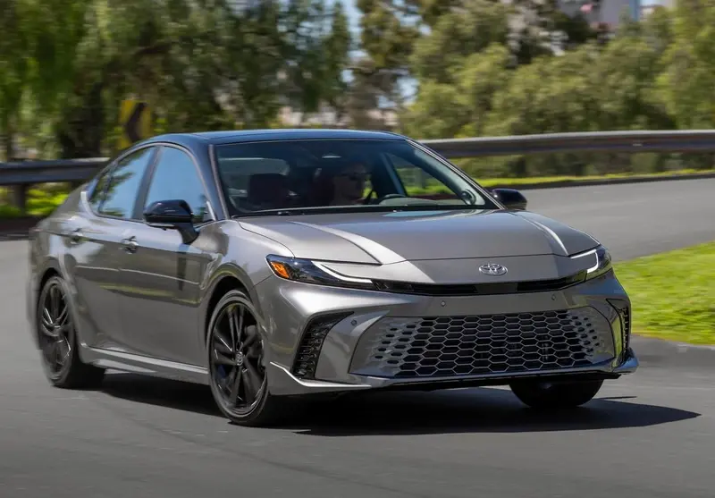 تویوتا کمری هیبرید (Toyota Camry Hybrid) یکی از انواع خودروهای هیبریدی