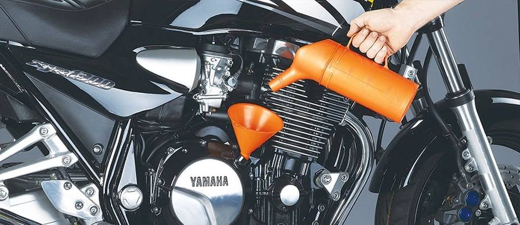 تعویض روعن موتور برای جلوگیری از روغن‌ریزی موتور سیکلت