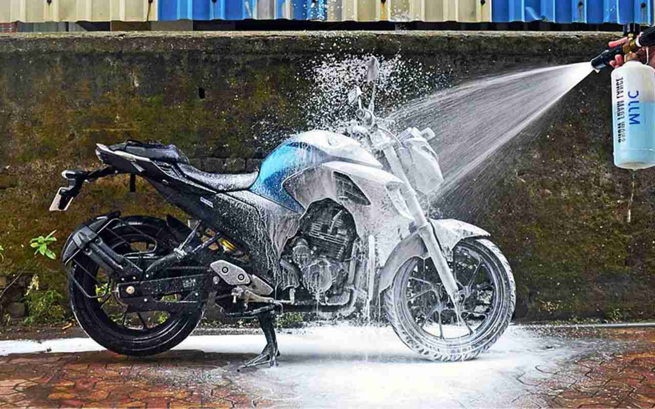 تمیز کردن و مشاهده روغن ریزی موتورسیکلت